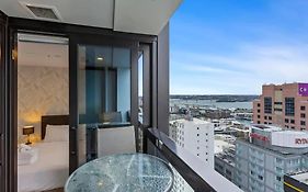Stunning 2Br With Views Near Sky Tower Zodiak Stays